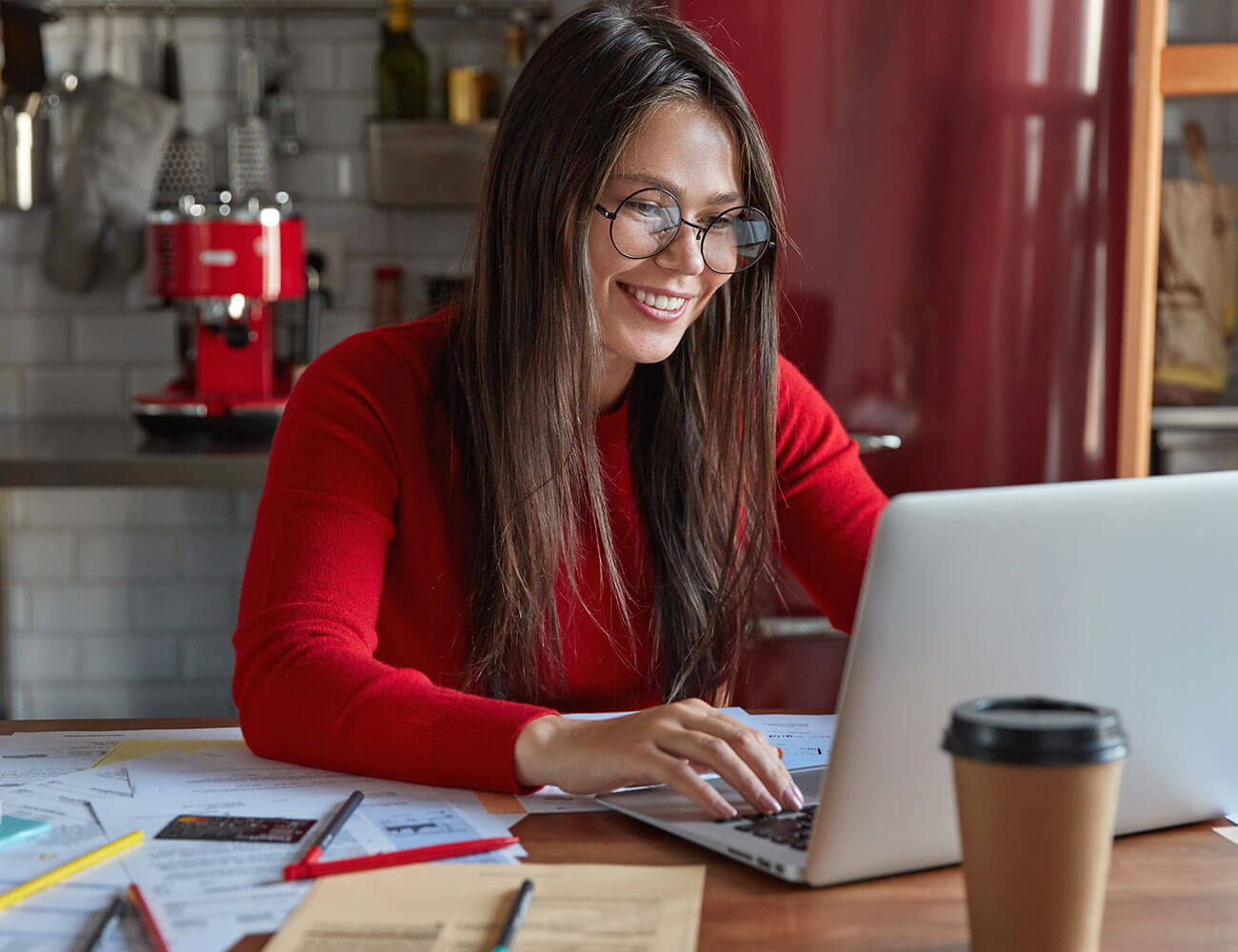 Ter um site profissional é essencial para empresas que desejam aumentar sua visibilidade, atrair novos clientes e consolidar sua presença no mercado. Mas afinal, quanto custa criar um site? A resposta varia conforme as necessidades do seu negócio. A seguir, apresentamos um guia claro e direto para ajudá-lo a entender os custos envolvidos.