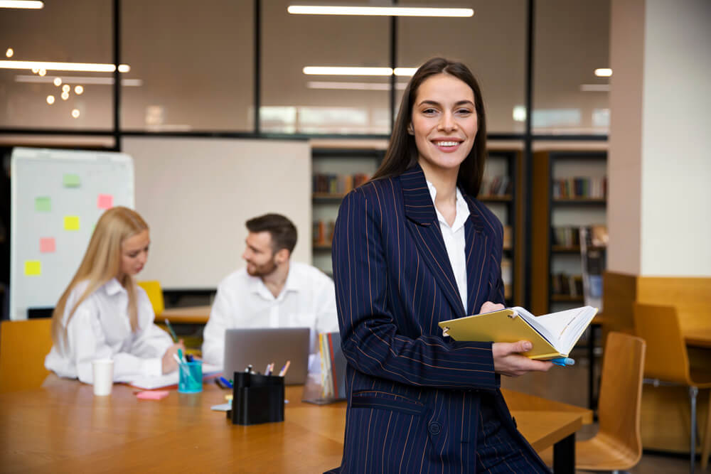 agencia simi feche-o-jovem-empresario-fazendo-estagio