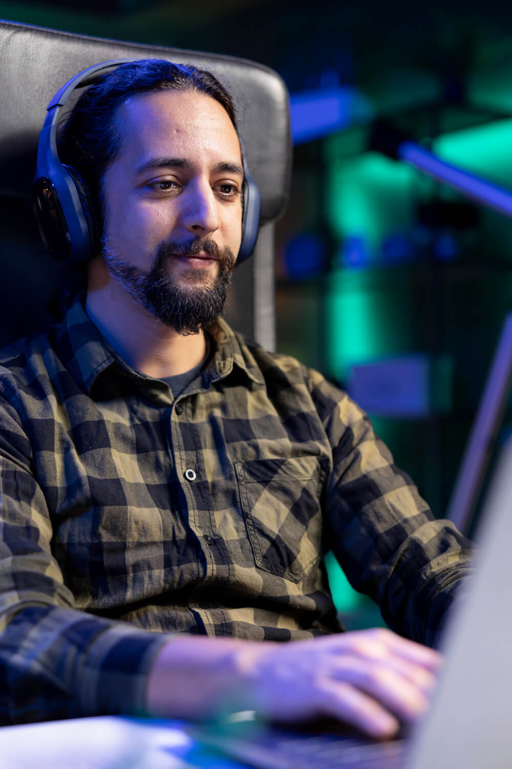 Agência Simi homem-com-fones-de-ouvido-olhar-para-o-portatil