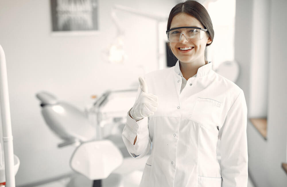 linda-dentista-trabalhando-em-uma-clinica-odontologica