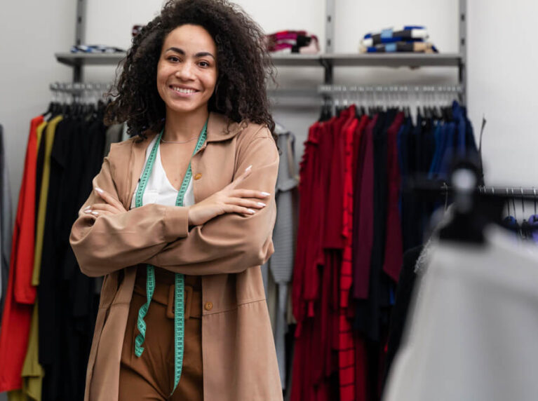 agência Simi personal-shopper-na-loja-trabalhando