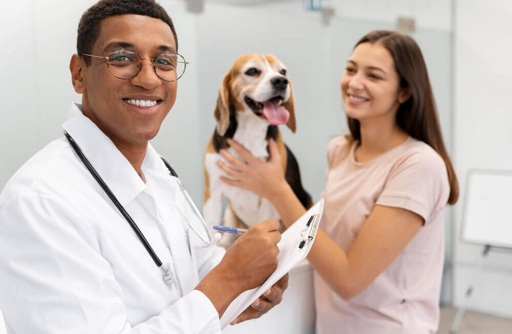 Agência Simi pessoas-tiro-medio-com-cachorro-fofo