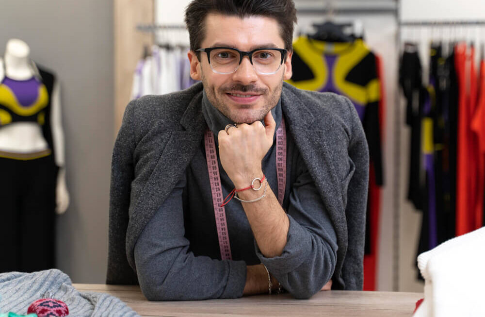 Agência Simi retrato-de-personal-shopper-masculino-trabalhando