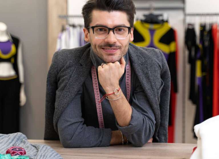 Agência Simi retrato-de-personal-shopper-masculino-trabalhando