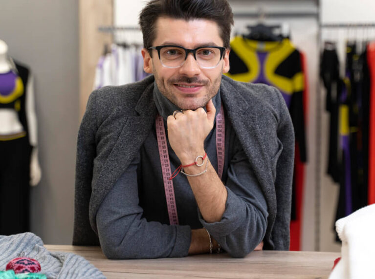 Agência Simi retrato-de-personal-shopper-masculino-trabalhando