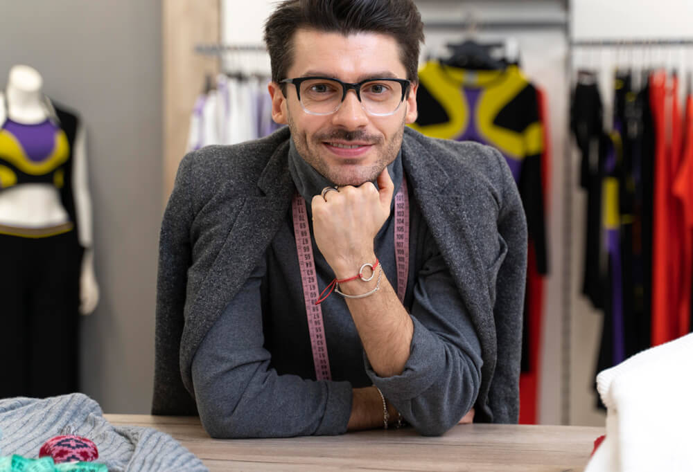Agência Simi retrato-de-personal-shopper-masculino-trabalhando