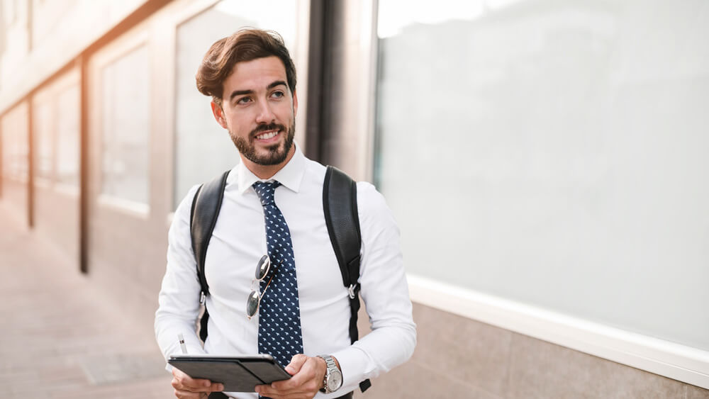 Agência Simi retrato-de-um-sorrindo-homem-jovem-com-tablete-digital
